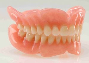 dentures معرفی دندانسازی و انواع پروتزهای دندانی پروتز دندان به دندان مصنوعی یا تعویض دندان می گویند که در ادامه درباره آن توضیحات مفیدی را ارائه کرده ایم پس با ما همراه شوید .